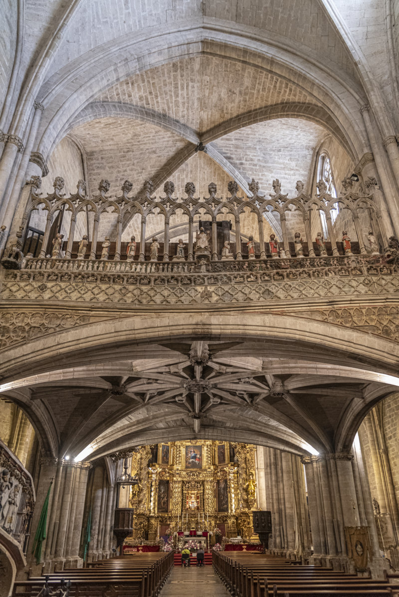 Castelló de la Plana - Morella 029 - basílica Arciprestal de Santa María la Mayor - coro, trascoro y escalera.jpg
